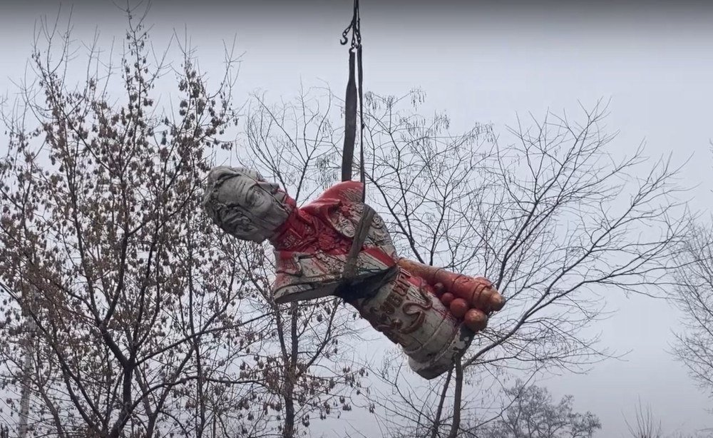 У Миколаєві демонтували ще один символ російської агресії: цього разу прибрали бюст Суворова 