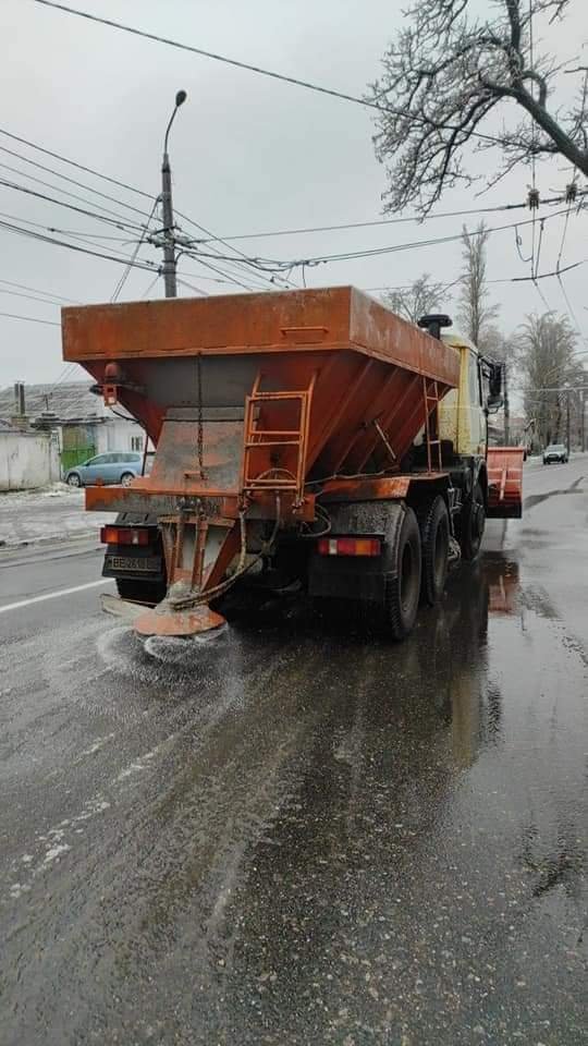 Боротьба з ожеледицею та сніговими заметами у Миколаєві: у місті вже використали 130 тон протиожеледного засобу,-ФОТО