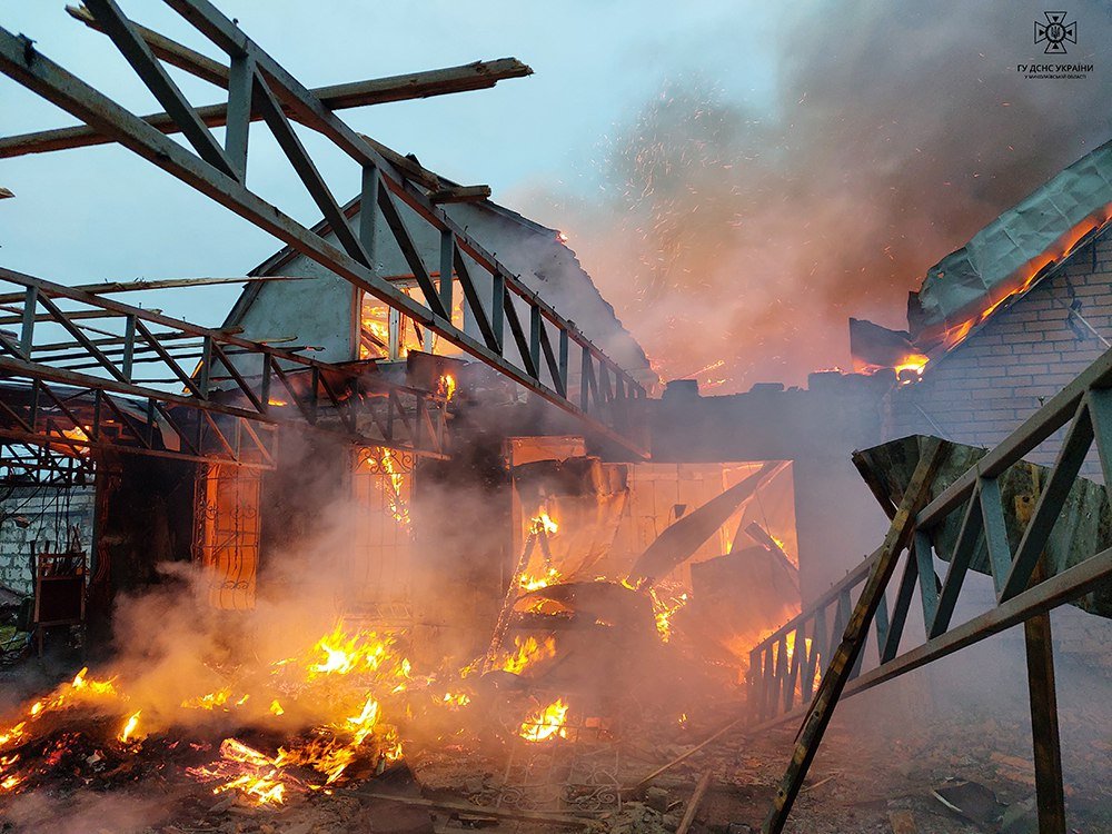 Внаслідок ранкового обстрілу Очакова сталась пожежа трьох будинків, - ФОТО 