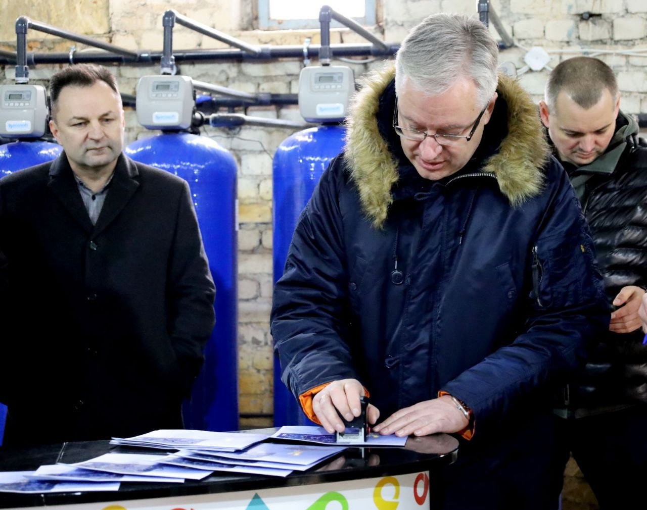 У Миколаєві відбулося спецпогашення марки, присвяченій тим, хто цілодобово відновлює інфраструктуру після рашиських обстрілів,- ФОТО
