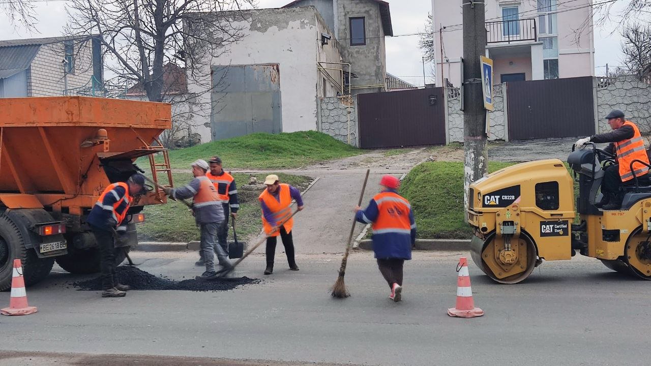 У Миколаєві продовжують ліквідовувати аварійність на дорогах: сьогодні проводять ремонт на ще двох вулицях,- ФОТО 