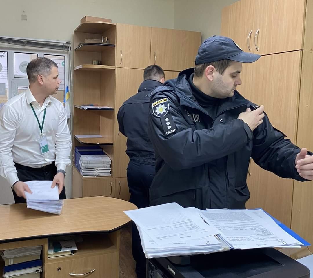У Миколаєві жінка намагалась обміняти підробне посвідчення водія на справжнє. Це у неї не вийшло, - ФОТО 