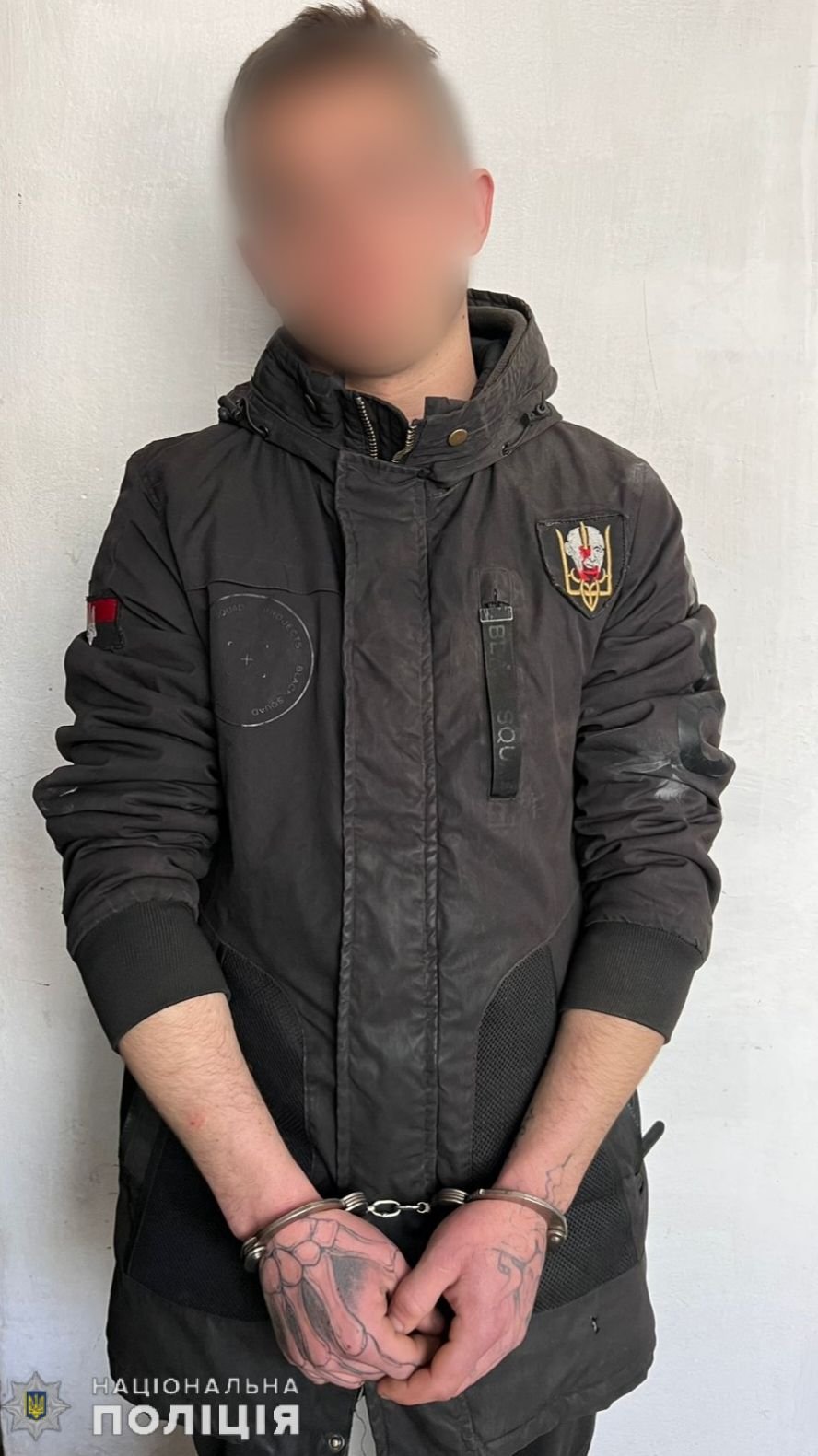 На Миколаївщині затримали молодика, який намагався вкрасти телефон, погрожуючи зброєю, - ФОТО