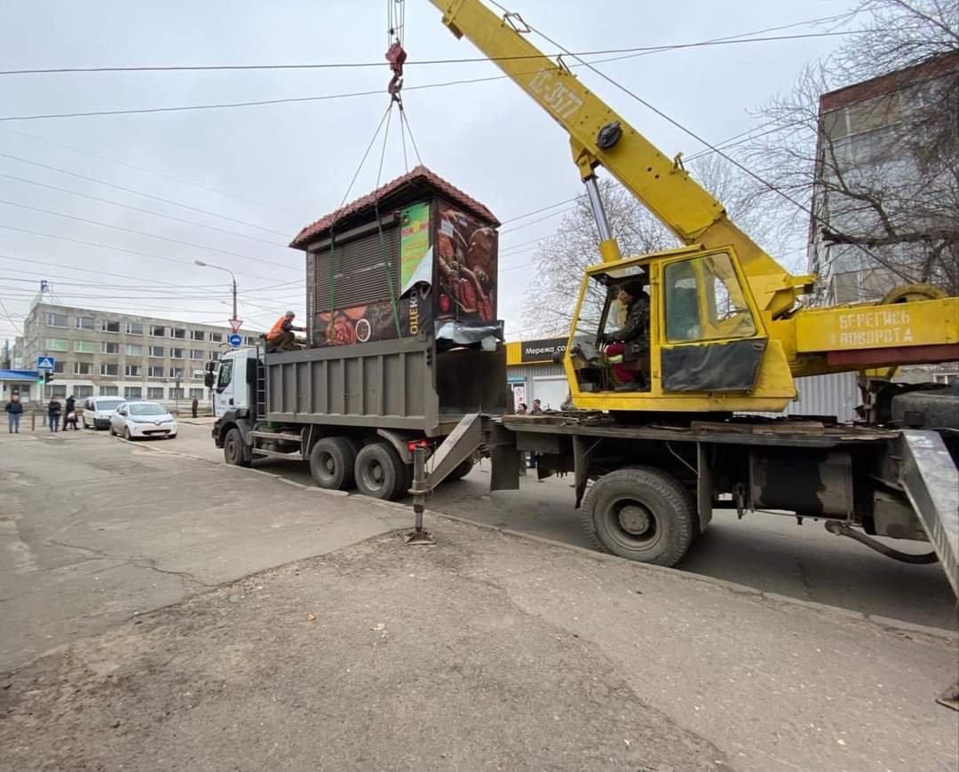 В Інгульському районі Миколаєва прибирають кіоски,- ФОТО