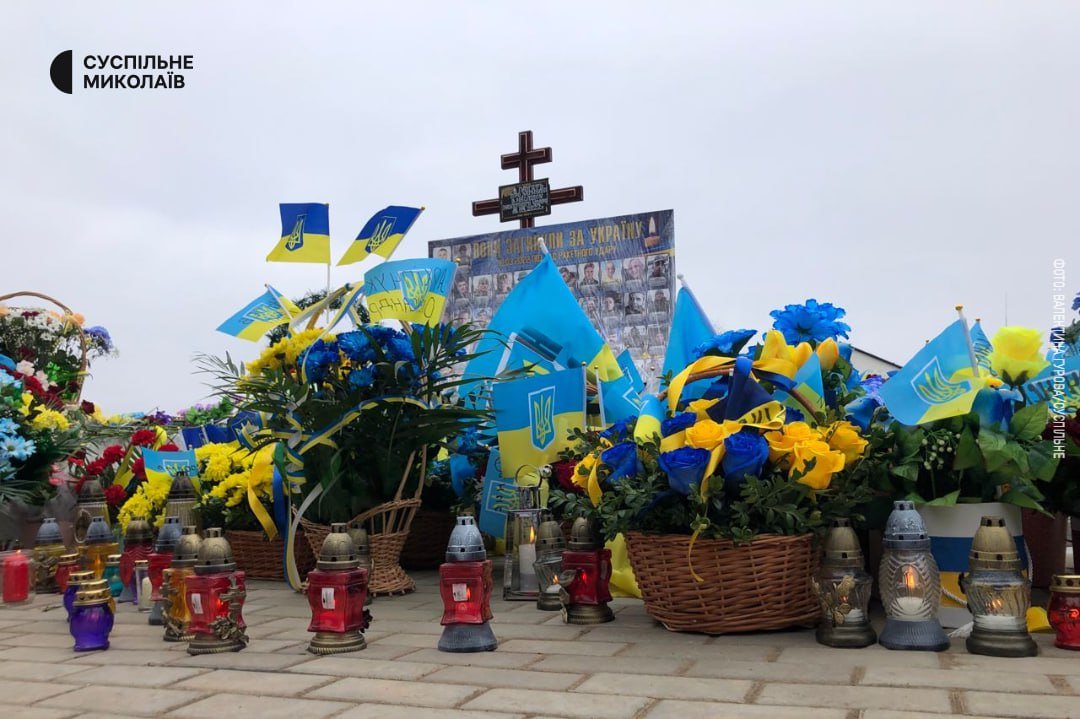 У Миколаєві вшановують пам'ять загиблих військових у одній із зруйнованій рашистами казарм,- ФОТО
