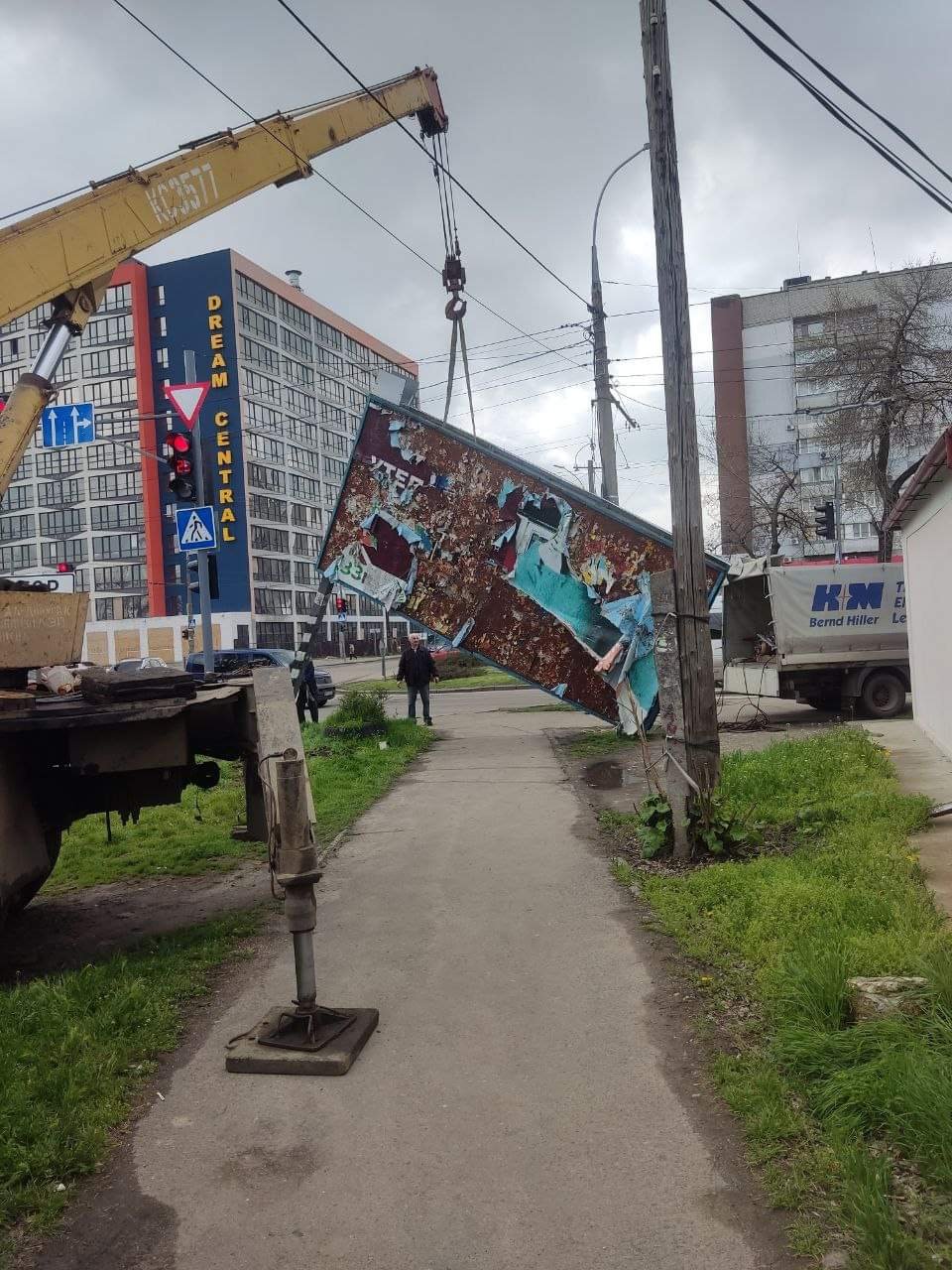 Миколаїв продовжують очищати від аварійних бордів, - ФОТО 