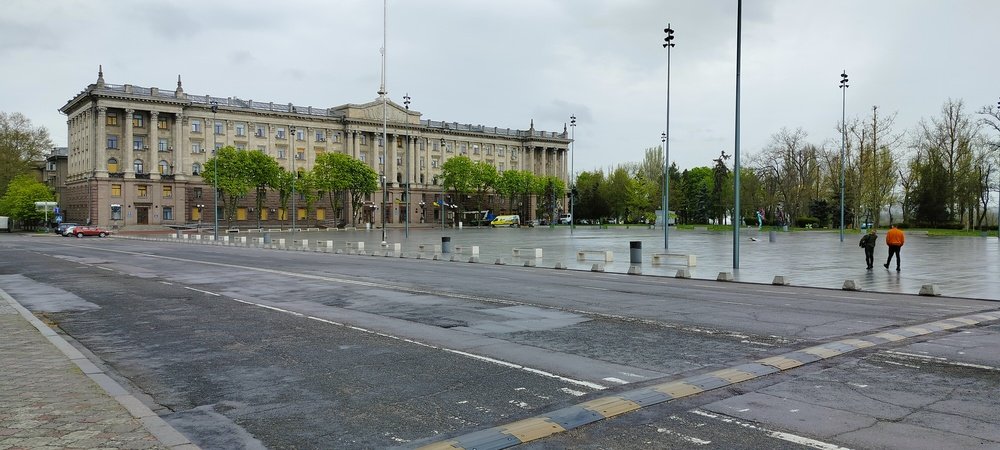 У Миколаєві миють фасад міськради та очищають Соборну площу, - ФОТО