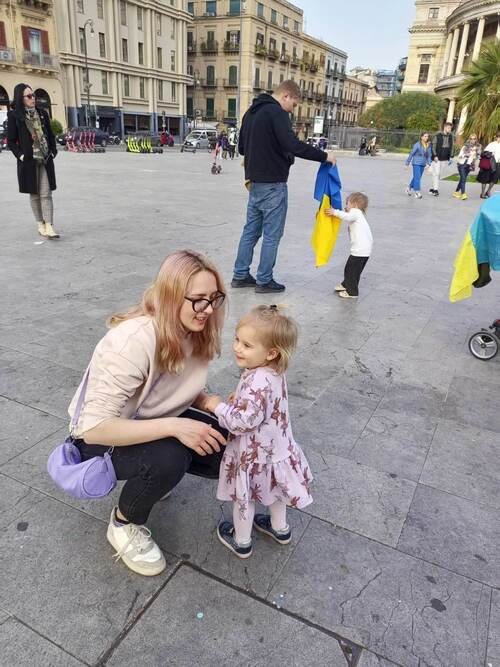 Дария с ребенком в Палермо на мероприятии, которое проходило в поддержку Украины. Фото - архив героини