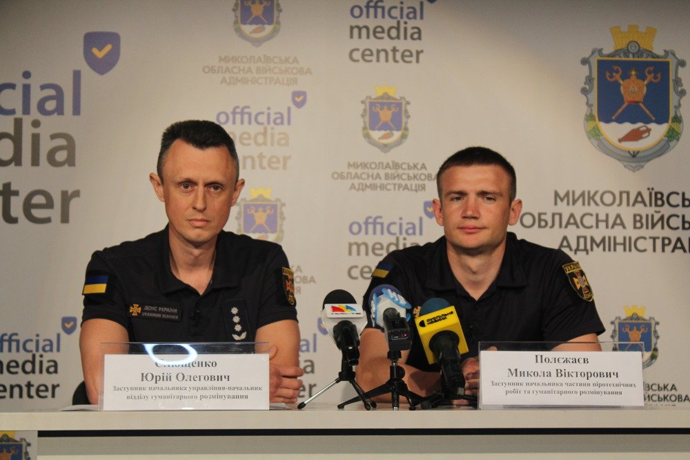 На Миколаївщині жінка добровільно принесла до поліції більше 600 набоїв до автоматичної зброї та боєприпаси до гармати, - ФОТО