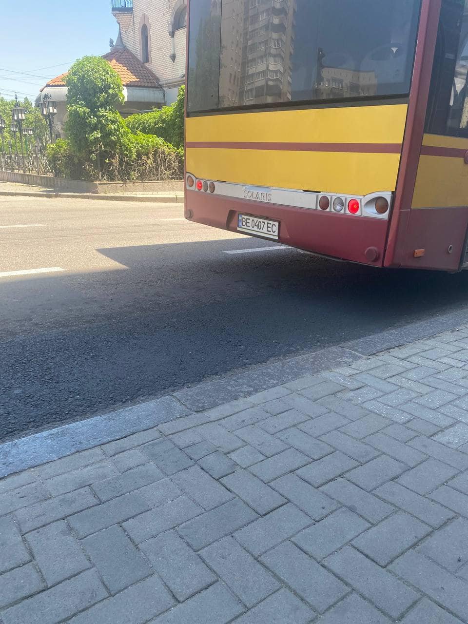 У Миколаєві водій автобусу відмовився допомогти відкинути пандус для дівчини на візку. Проводиться розслідування, - ФОТО