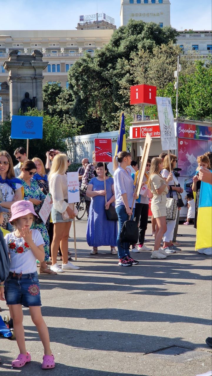 Зупиніть екоцид України: В Іспанії пройшов мітинг, щоб привернути увагу до підриву на Каховській ГЕС, - ФОТО 