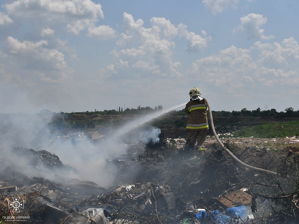 На Миколаївщині горить сміттєзвалише. Рятувальники локалізували пожежу, - ФОТО