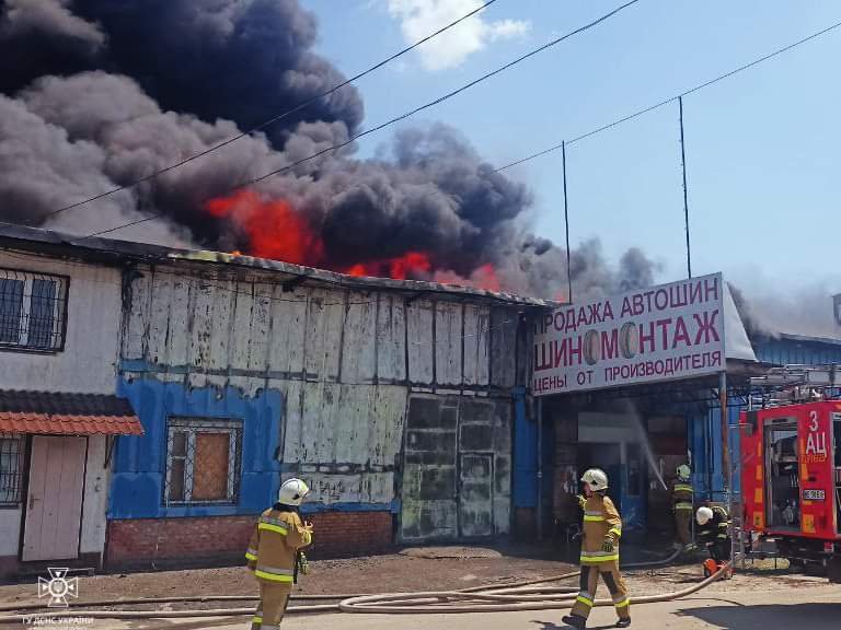 У Миколаєві сталася пожежа в автомайстерні та складському приміщенні,- ФОТО