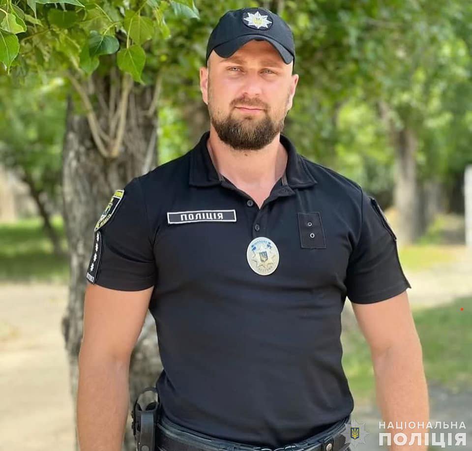 У Миколаєві дільничний офіцер врятував чоловіка, який намагався перелізти огорожу і пошкодив ногу, - ФОТО 