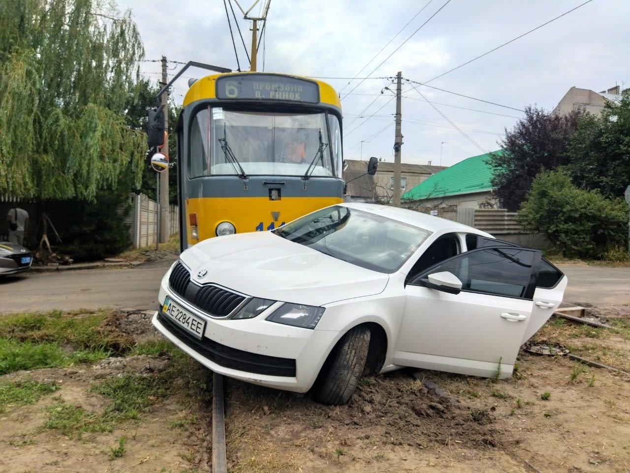 Рух трамваю 6 в Миколаєві заблоковано: електротранспорт зіткнувся з авто, - ФОТО 