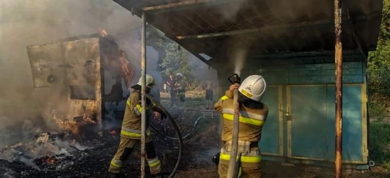 На човниковій станції у Миколаєві через підпал горіли дерев'яні господарчі споруди,- ФОТО