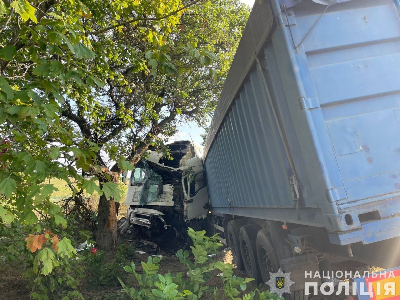У Миколаївській області через зіткнення легковика і вантажівки постраждали троє людей, - ФОТО
