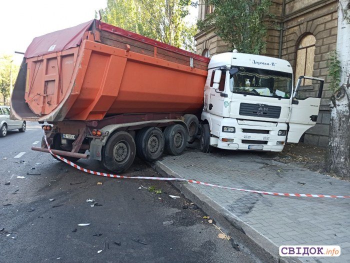 ДТП у центрі Миколаєва: у результаті аварії вантажівка виїхала на тротуар, - ФОТО