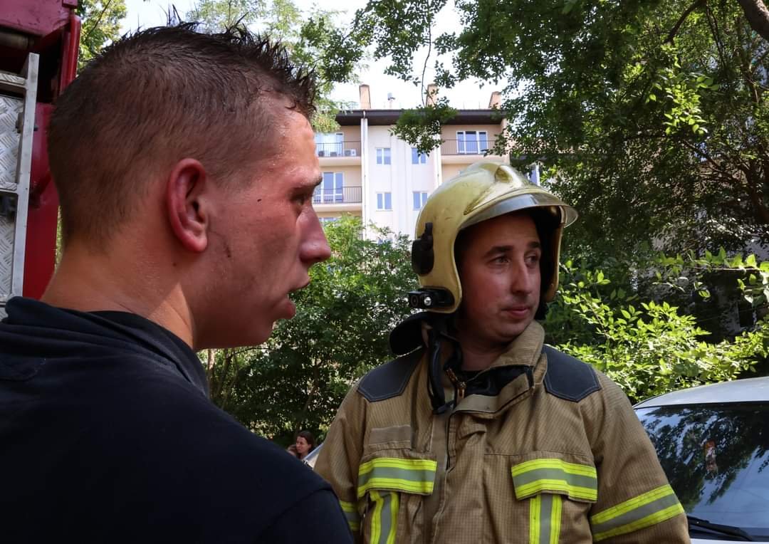 У Миколаєві рятувальники витягли з палаючої квартири трьох дітей, - ФОТО