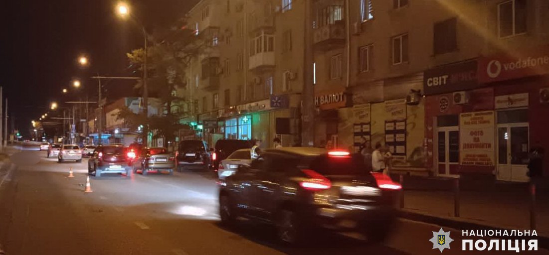У центрі Миколаєві розбився мотоцикліст: не впорався з керуванням, - ФОТО