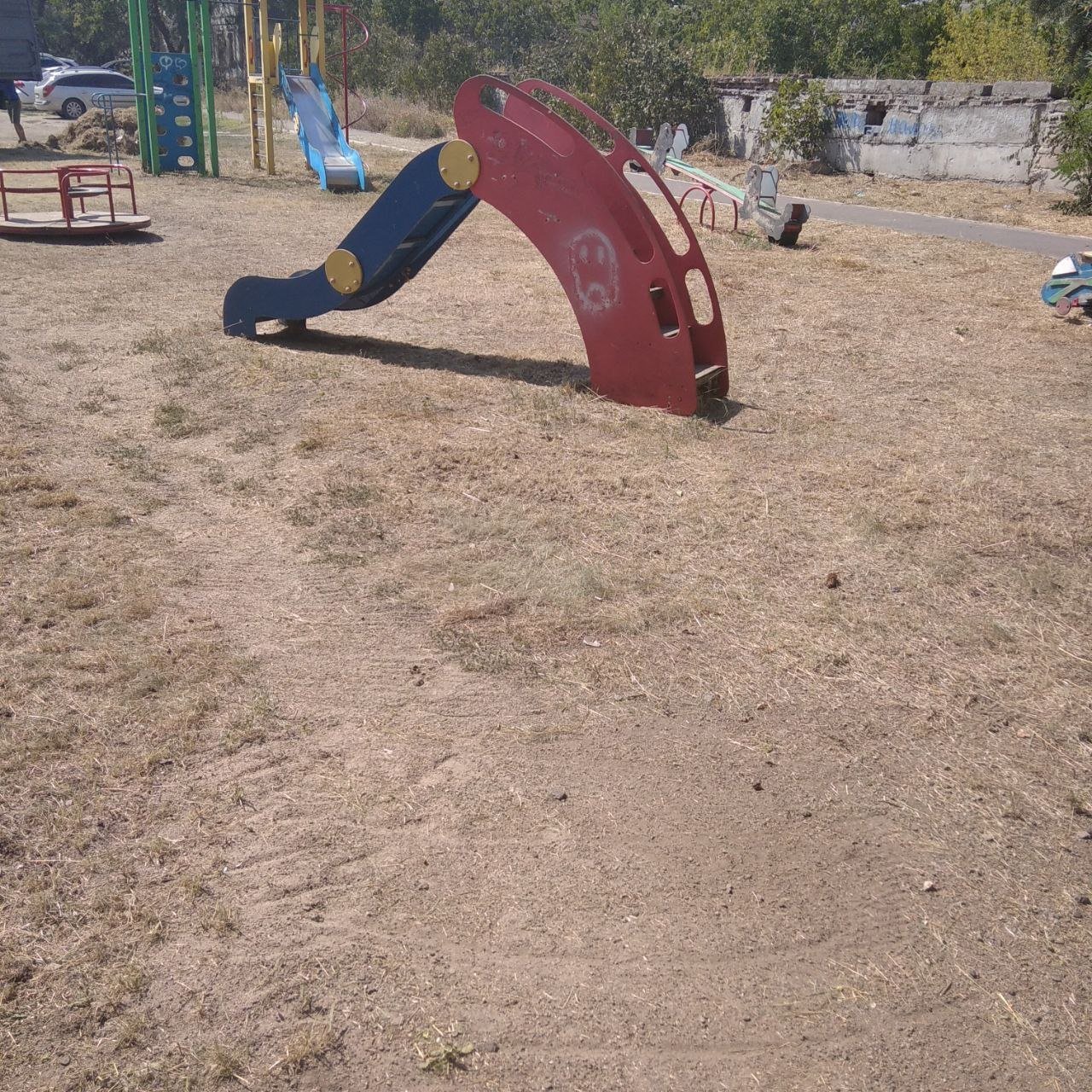 В одному з мікрорайонів Миколаєва ліквідували сміттєзвалищє на дитячому майданчику,- ФОТО