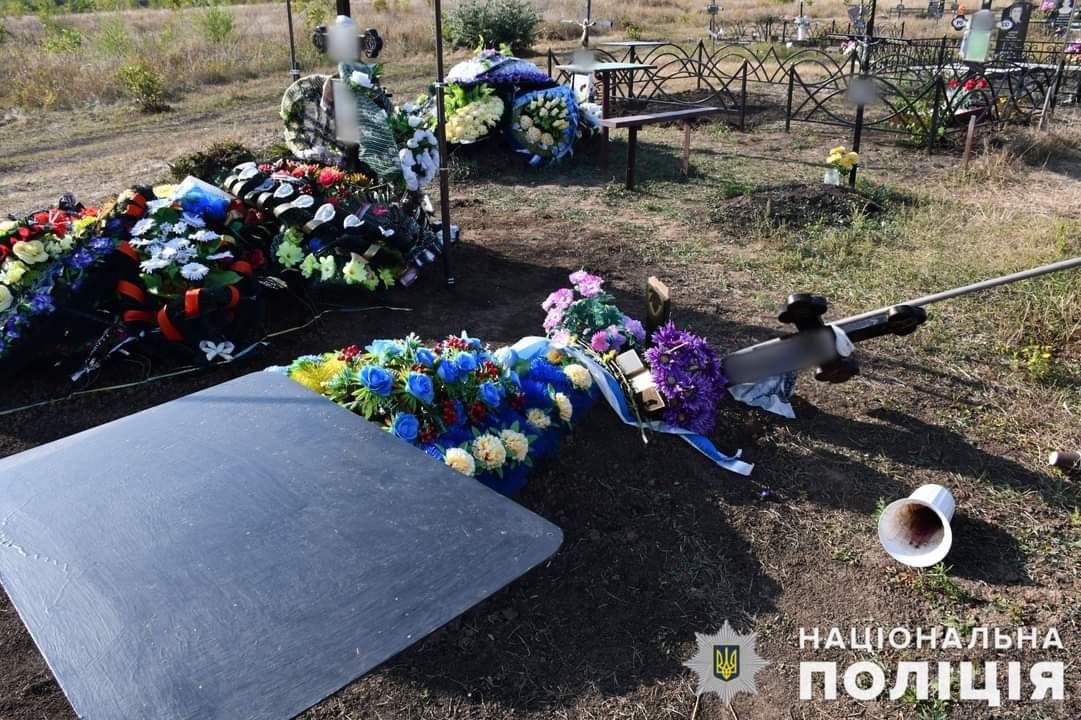 На Миколаївщині невідомі вандали скоїли наругу над могилами похованих Захисників, - ФОТО