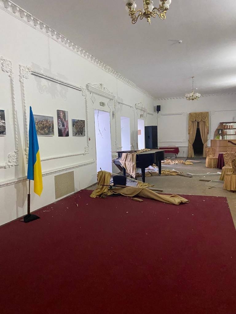 Наслідки ворожого обстрілу театру в Миколаєві