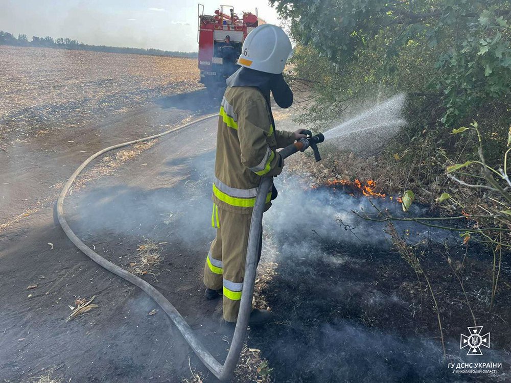 За добу рятувальники загасили 25 пожеж на Миколаївщині: одна із пожеж виникла через обстріл рф, - ФОТО