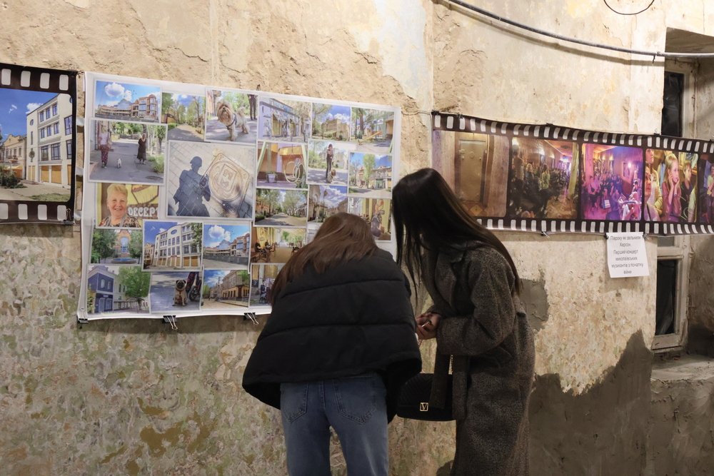 “Міста на межі”: у Миколаєві відкрили фотовиставку-інсталяцію, присвячену деокупації Снігурівки та Херсона, - ФОТО