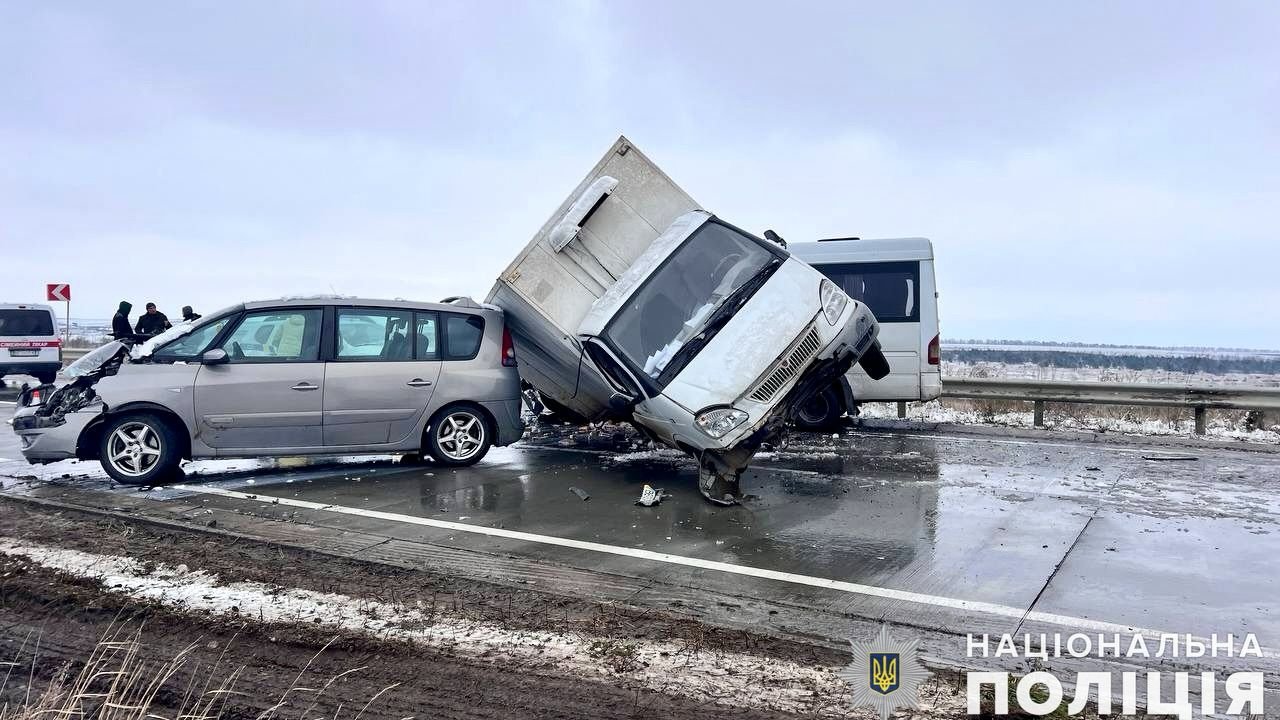 На Миколаївщині поліція шукає свідків ДТП за участі трьох авто, - ФОТО