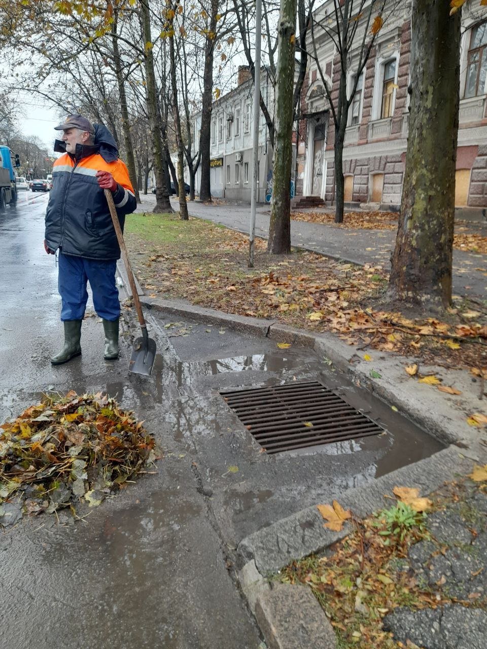 У Миколаєві комунальники очищають зливові решітки,- ФОТО 