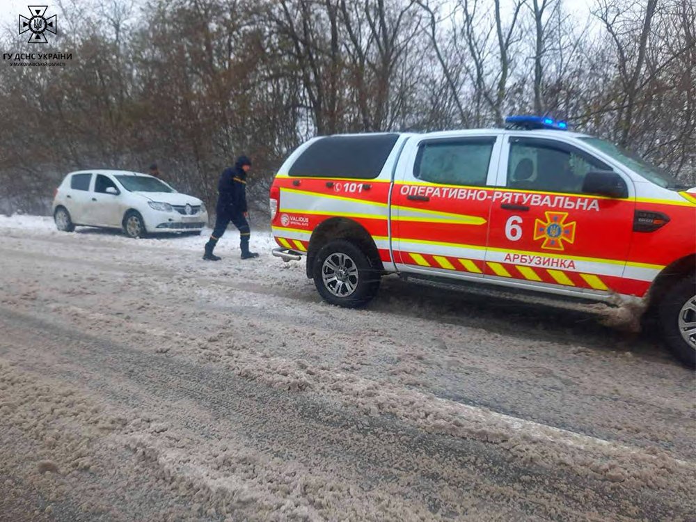 Негода на Миколаївщині: рятувальники витягли 4 автомобілі, які застрягли у заметах,- ФОТО 