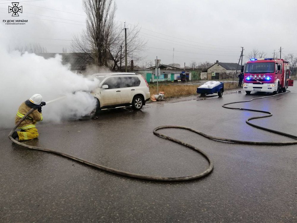 На Миколаївщині рятувальники ліквідували пожежу легкового автомобіля, який загорівся на ходу, - ФОТО