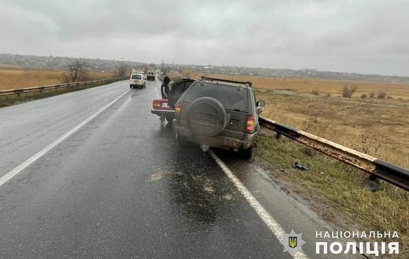 На Миколаївщині поліція встановлює обставини автопригоди, де загинув водій легковика, - ФОТО