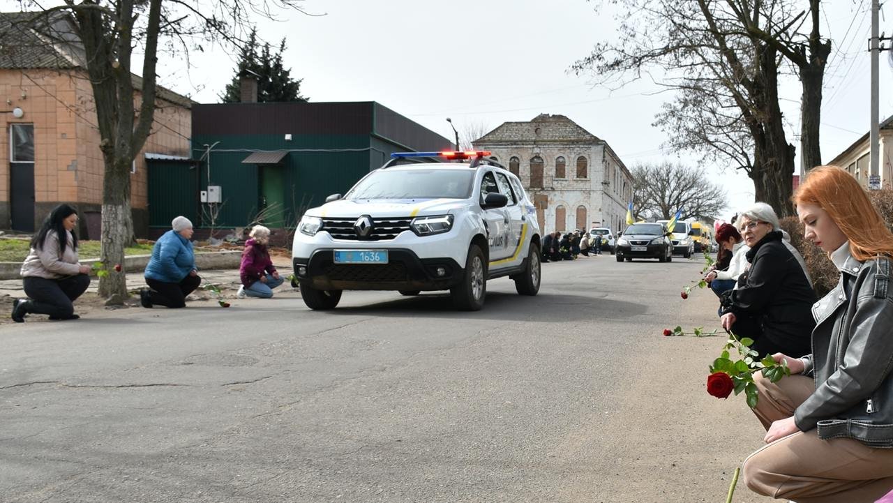 В Снегиревке провели в последний путь воина Вадима Уткина.