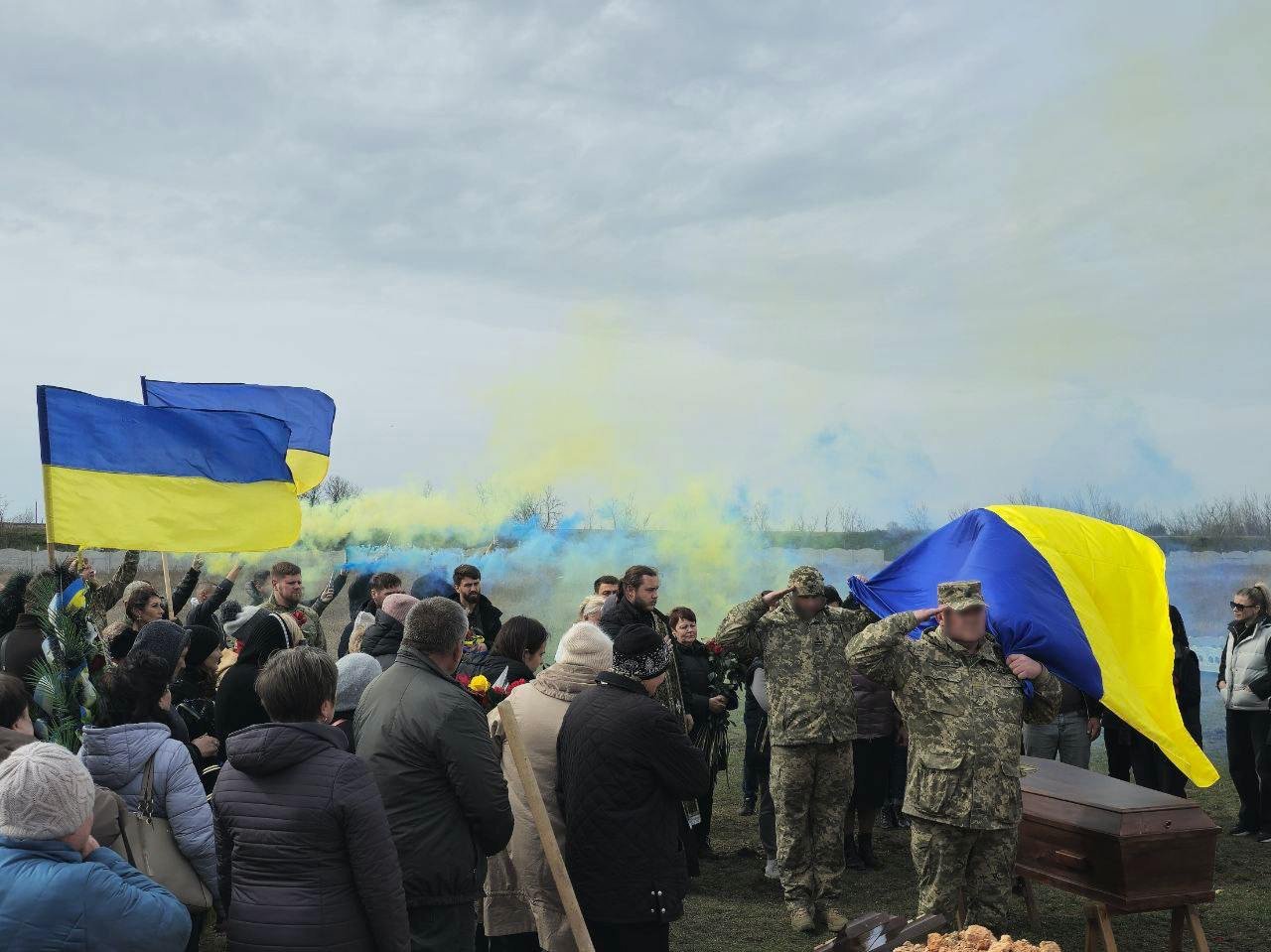 В Снегиревке провели в последний путь воина Вадима Уткина.