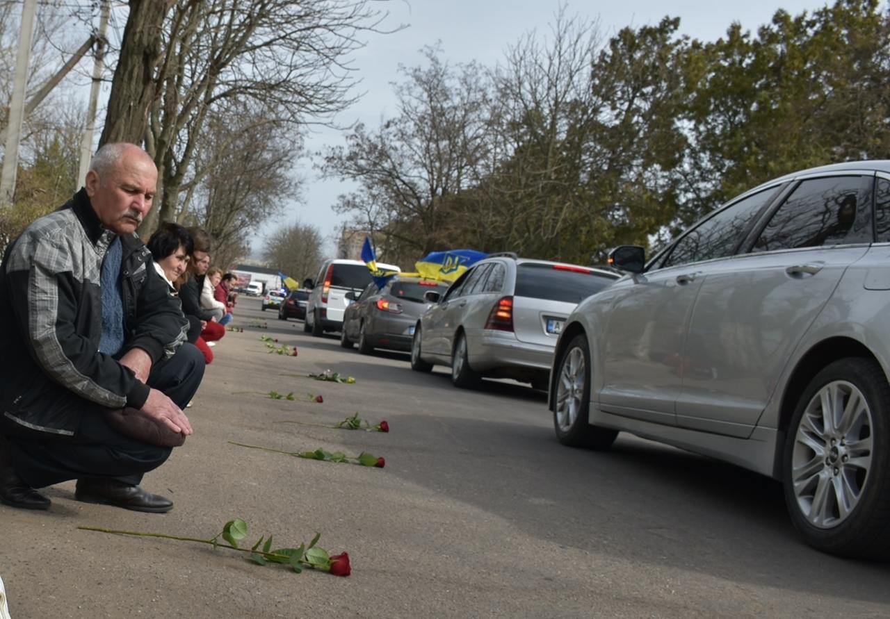 В Снегиревке провели в последний путь воина Вадима Уткина.