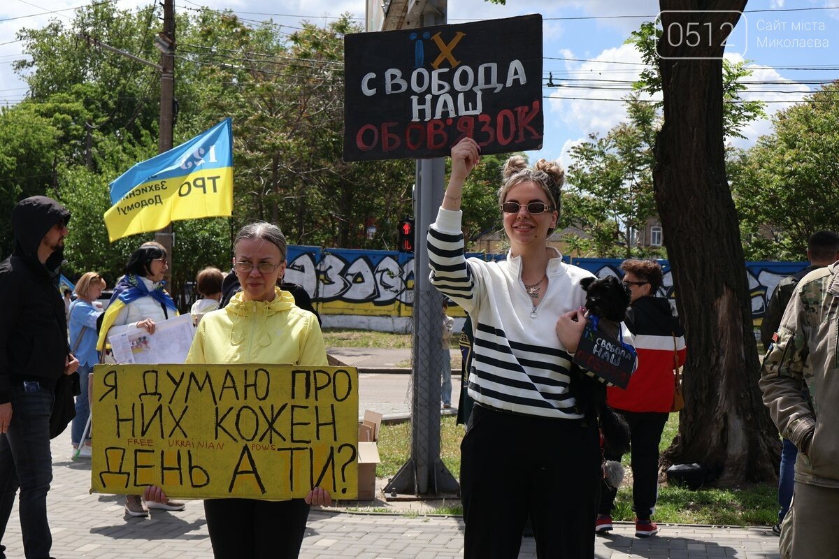Ганна - зліва, на акції в підтримку військовополонених та безвісти зниклих бійців