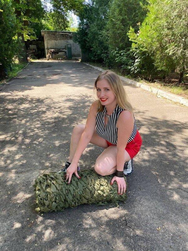 Марина во время работы на сетках