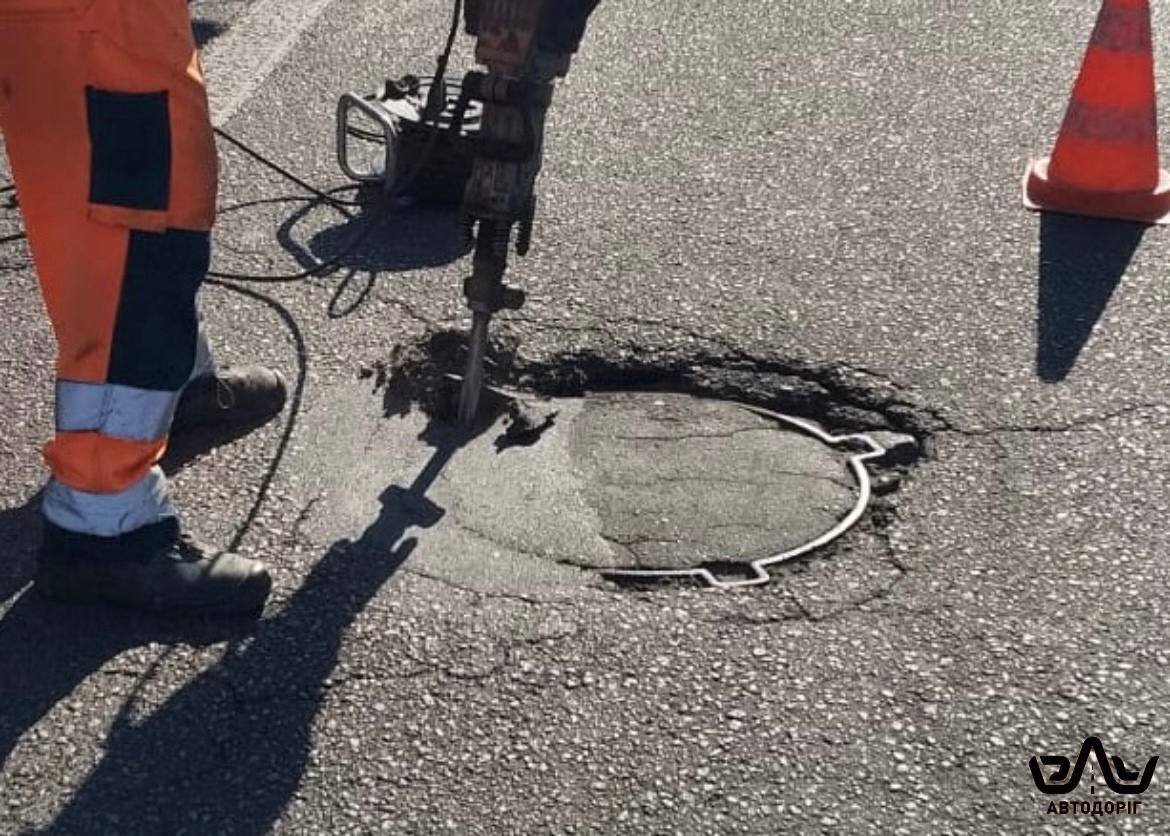 В Николаеве дорожники обновляют люки на проспекте
