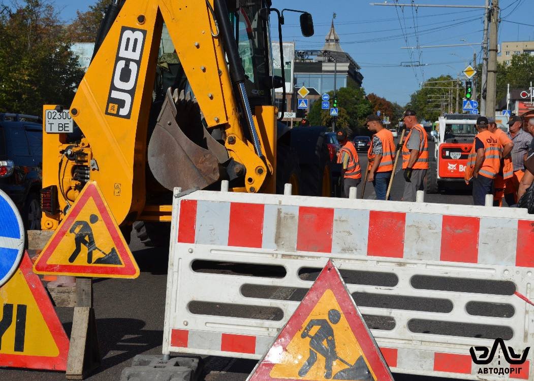 В Николаеве дорожники обновляют люки на проспекте