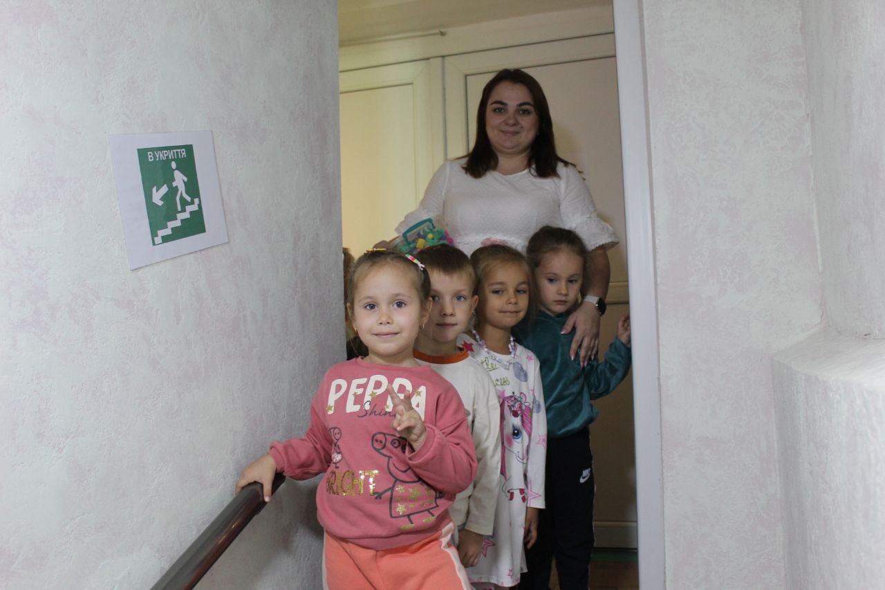 Вихованці дитячого садка в Миколаєві спускаються в укриття