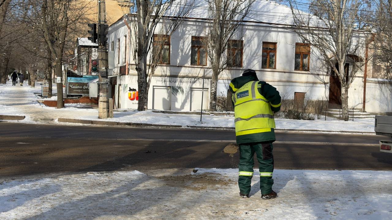 В Николаеве борются с гололедицей