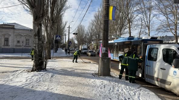 В Николаеве борются с гололедицей