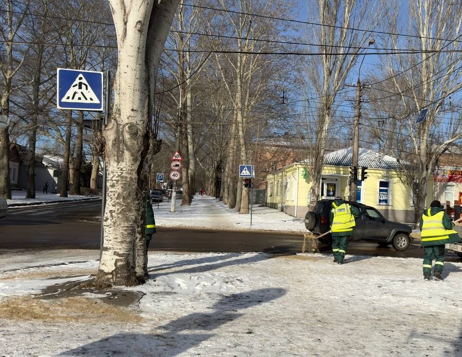 В Николаеве борются с гололедицей