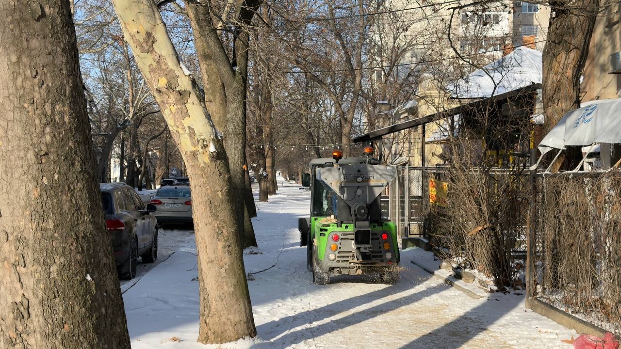 В Николаеве борются с гололедицей