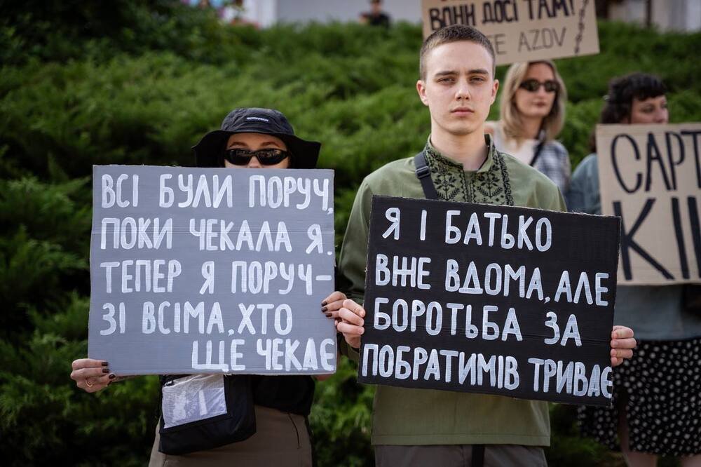 Пара посещает акции, чтобы напомнить всем, что в плену врага остаются наши герои Пара посещает акции, чтобы напомнить всем, что в плену врага остаются наши герои