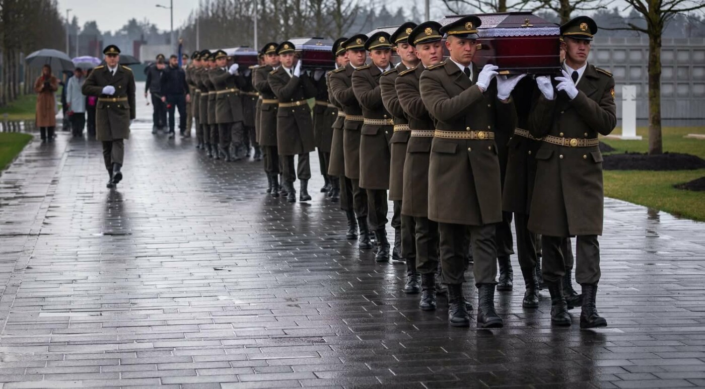 В Киеве похоронили военных из Николаева