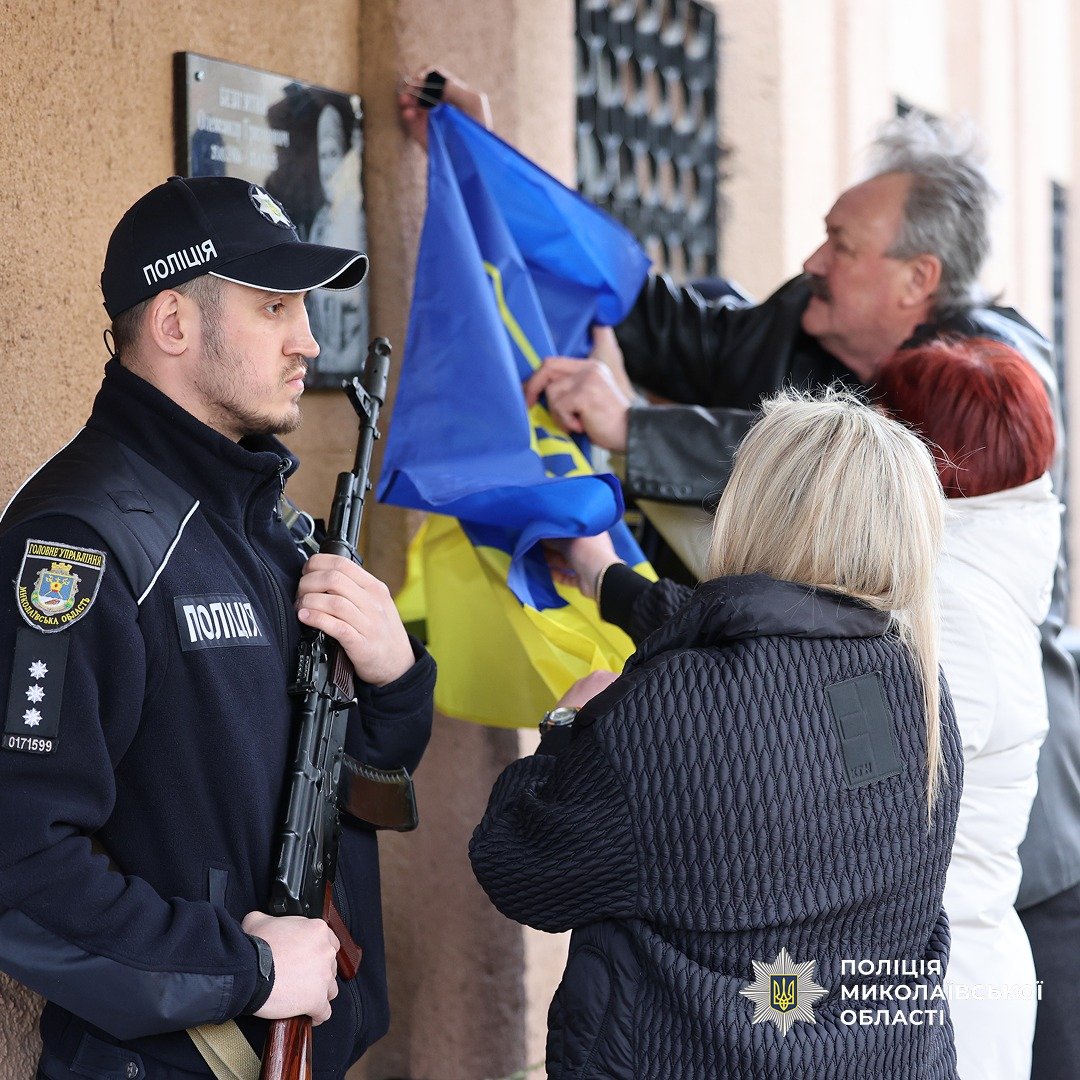 В Николаеве открыли памятный знак Герою