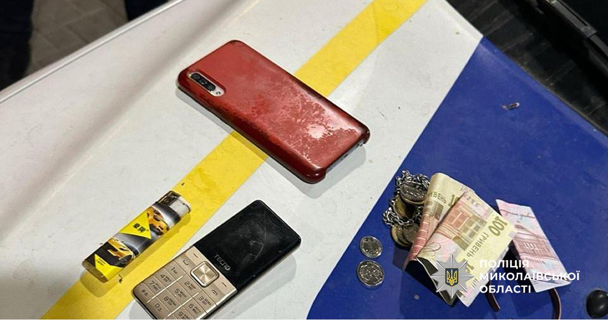 В Николаеве мужчина ограбил прохожую